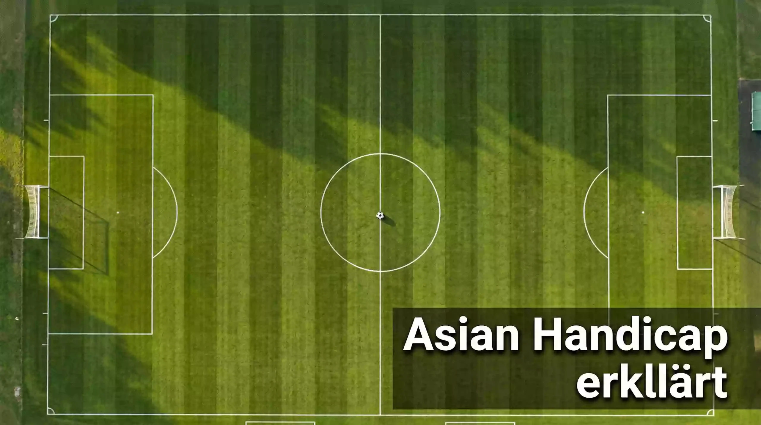 Asian Handicap erklärt – Fußballfeld mit Mittellinie aus der Vogelperspektive