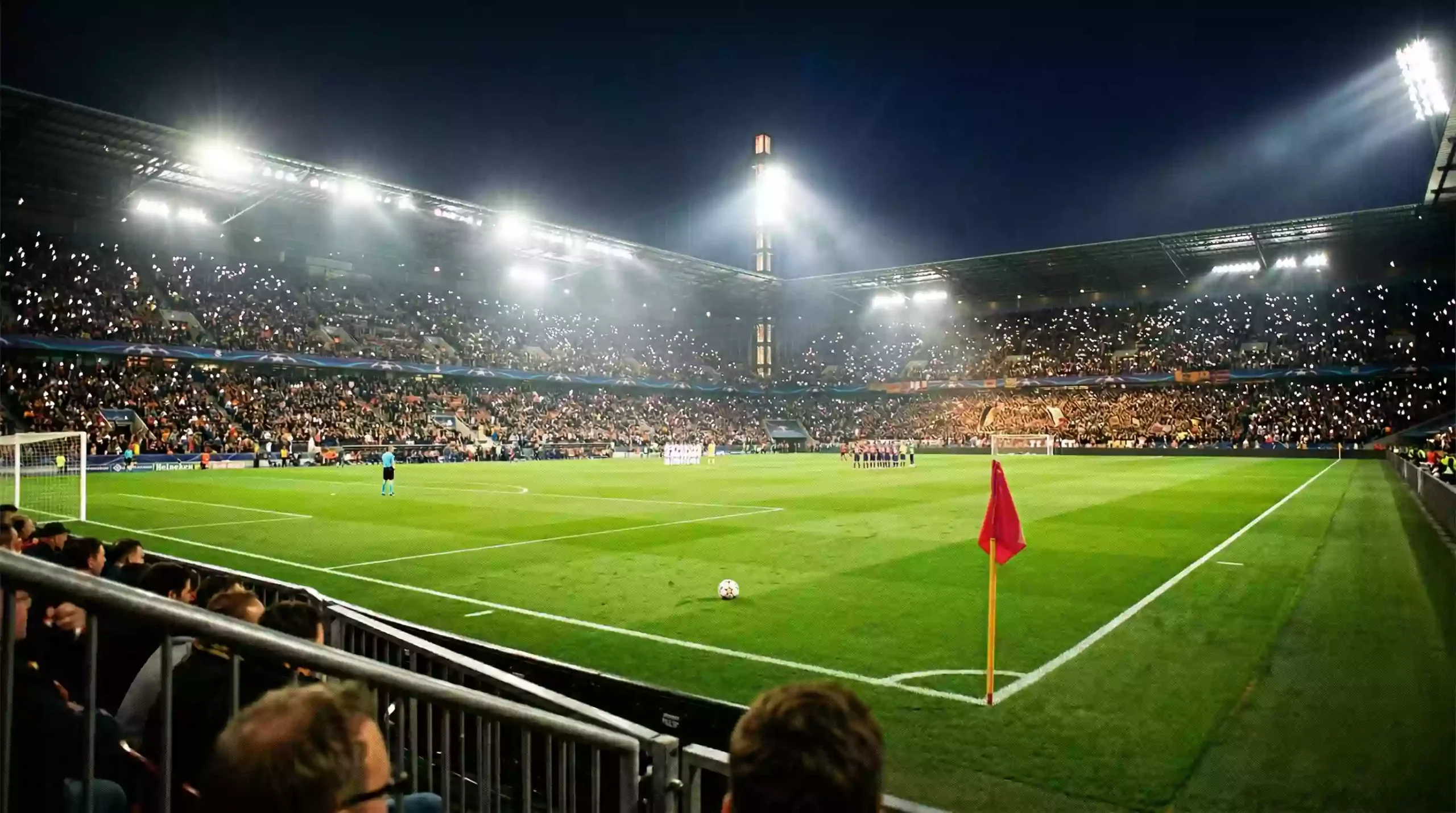 Champions League Wetten – Europäisches Fußballstadion bei Flutlicht am Abend