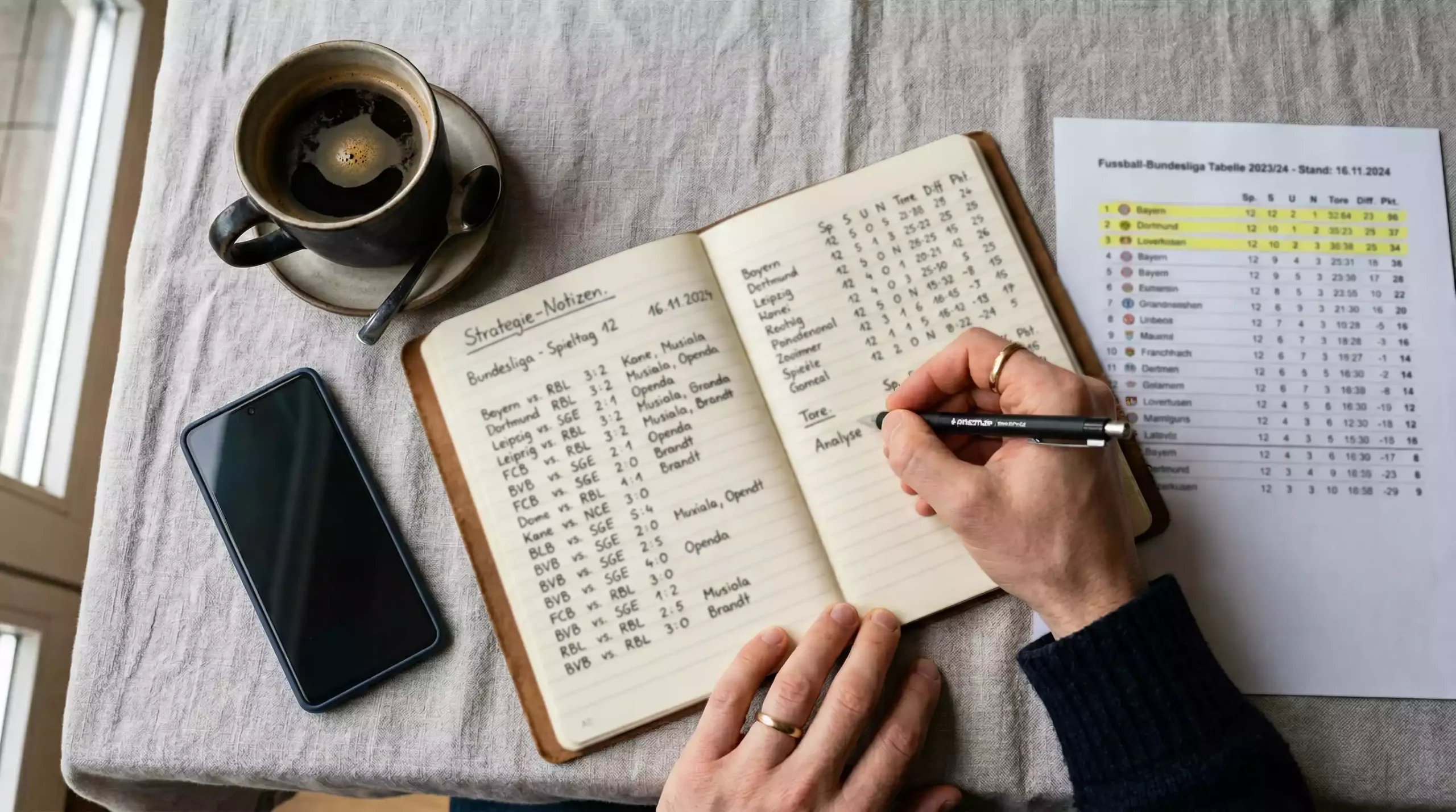 Fußball-Wettstrategien für Anfänger – Person analysiert Fußballstatistiken in einem Notizbuch