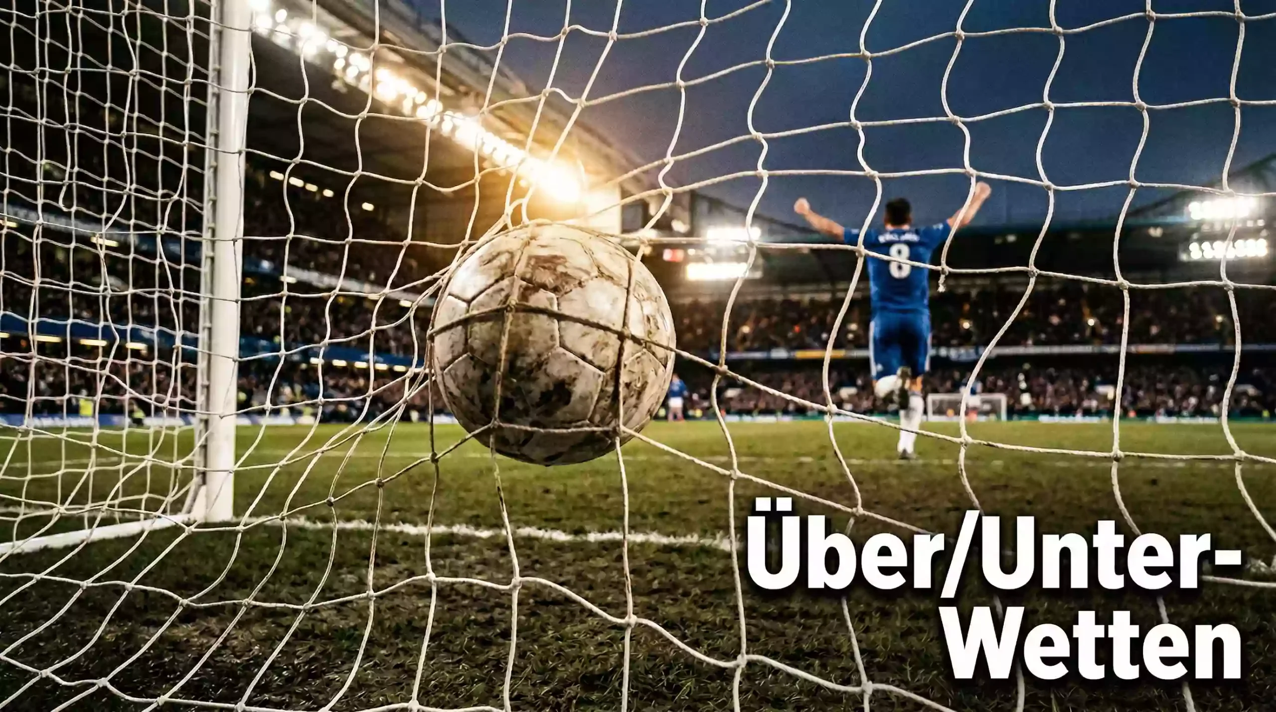 Over/Under-Wetten im Fußball: Torlinien verstehen und statistisch nutzen Over/Under-Wetten im Fußball – Tornetz mit Ball im Stadion Nicht jede Fußballwette dreht sich um die Frage, wer gewinnt. Over/Under-Wetten — im Deutschen oft als Über/Unter-Wetten bezeichnet — stellen eine völlig andere Frage: Wie viele Tore fallen in einem Spiel? Das Ergebnis spielt keine Rolle, die Mannschaften sind zweitrangig. Entscheidend ist einzig die Torlinie, die der Buchmacher setzt, und ob die tatsächliche Toranzahl darüber oder darunter liegt. Dieser Wetttyp gehört zu den populärsten Märkten überhaupt. In einem Markt, in dem laut einer Branchenanalyse (2025) rund 24 Prozent der Bevölkerung in Deutschland innerhalb von zwölf Monaten mindestens eine Sportwette platzieren, sind Torwetten ein fester Bestandteil des Angebots — gerade weil sie unabhängig vom Spielausgang funktionieren. Man muss nicht wissen, ob Bayern gewinnt, sondern ob es ein torreiches oder torarmes Spiel wird. Was Over/Under-Wetten von der klassischen Ergebniswette unterscheidet, ist die analytische Grundlage. Hier zählen keine Tabellenstände und keine Kopf-an-Kopf-Bilanzen, sondern Daten wie der Tordurchschnitt einer Liga, die Offensiv- und Defensivstärke beider Teams und situative Faktoren wie Spieltag, Wettbewerb und Saisonphase. Die Torlinie als Analyseachse — wer sie versteht, eröffnet sich einen systematischen Zugang zu Fußballwetten. Torlinien und ihre Bedeutung Die Torlinie ist der zentrale Begriff bei Over/Under-Wetten. Sie gibt den Schwellenwert vor, ab dem eine Wette als Over oder Under gewertet wird. Die mit Abstand gängigste Linie ist 2,5 Tore: Fallen drei oder mehr Tore im Spiel, gewinnt Over 2,5. Fallen null, eins oder zwei Tore, gewinnt Under 2,5. Warum halbe Tore? Die Antwort ist pragmatisch. Da im Fußball keine halben Tore erzielt werden können, eliminiert die 0,5-Endung jeden Zweifelfall. Bei einer Linie von 2,5 gibt es kein Unentschieden zwischen Over und Under — das Ergebnis ist immer eindeutig. Das vereinfacht die Wette erheblich und macht sie zu einem Zwei-Wege-Markt ohne Push-Möglichkeit. Neben der Standardlinie 2,5 bieten Buchmacher eine ganze Palette weiterer Linien an. Over/Under 1,5 ist die konservativste Variante: Schon zwei Tore reichen für Over, und nur ein torloses Spiel oder ein 1:0 bzw. 0:1 bedeuten Under. Entsprechend niedrig ist die Over-Quote — oft unter 1,30 —, denn die meisten Fußballspiele enden mit zwei oder mehr Toren. Auf der anderen Seite des Spektrums steht Over/Under 3,5: Hier müssen mindestens vier Tore fallen, was seltener vorkommt und daher höhere Quoten bietet. Einige Anbieter gehen noch weiter und listen Linien wie 0,5, 4,5 oder sogar 5,5. Over 0,5 ist praktisch eine Wette darauf, dass überhaupt ein Tor fällt — statistisch geht das in über 90 Prozent aller Spiele der europäischen Top-Ligen auf. Die Quote spiegelt das wider: selten über 1,05. Under 5,5 hingegen verliert nur, wenn sechs oder mehr Tore fallen, was extrem selten ist. Der Wert liegt irgendwo dazwischen — und genau dort beginnt die analytische Arbeit. Manche Buchmacher bieten zusätzlich ganzzahlige Linien wie Over/Under 2,0 oder 3,0 an. Hier kommt die Push-Regel ins Spiel: Bei einer Linie von 2,0 und exakt zwei Toren im Spiel wird der Einsatz zurückerstattet. Das reduziert das Risiko, senkt aber auch die potenziellen Quoten. Wer zwischen 2,0 und 2,5 wählen muss, trifft letztlich eine Entscheidung über das eigene Risikoprofil: Sicherheitsmarge oder bessere Auszahlung. Für die Praxis bedeutet das: Die Wahl der Torlinie ist keine Nebensache, sondern die eigentliche Wettentscheidung. Ob man Over 2,5 oder Over 3,5 spielt, kann bei identischer Spielanalyse den Unterschied zwischen einer gewonnenen und einer verlorenen Wette ausmachen. Die Linie muss zur Datenlage passen — nicht zum Bauchgefühl. Tordurchschnitt nach Liga Over/Under-Wetten ohne Ligadaten zu platzieren ist wie Autofahren ohne Tacho. Jede der europäischen Top-Ligen hat ihr eigenes Torprofil, und dieses Profil bestimmt, welche Torlinien realistisch sind und welche nicht. Die Bundesliga bewegt sich in der Saison 2025/26 bei einem Tordurchschnitt von rund 3,0 Toren pro Spiel. Das macht sie zu einer der torreichsten Ligen Europas. In praktischer Konsequenz heißt das: Over 2,5 trifft in der Bundesliga häufiger als in defensiver ausgerichteten Ligen. Wer regelmäßig Over 2,5 in der Bundesliga spielt, wird eine Trefferquote von etwa 55 bis 60 Prozent beobachten — allerdings liegen die Quoten entsprechend niedrig, weil die Buchmacher dieselben Daten kennen. Die Premier League liegt traditionell in einem ähnlichen Bereich, oft knapp über 2,8 Tore pro Spiel. Hier spielt der sogenannte Big-Six-Effekt eine Rolle: Spiele zwischen Top-Teams und Abstiegskandidaten enden häufiger mit drei oder mehr Toren als Duelle auf Augenhöhe. Wer Over/Under in der PL analysiert, sollte also nicht den Ligadurchschnitt pauschal anwenden, sondern nach Spielpaarungstyp differenzieren. La Liga und Serie A zeigen ein anderes Bild. Beide Ligen galten lange als defensiver, mit Tordurchschnitten unter 2,7. In den vergangenen Saisons hat sich die Serie A angenähert, aber die taktische DNA — tiefes Verteidigen, kontrollierter Spielaufbau — bleibt spürbar. Under 2,5 ist in Italien und Spanien statistisch erfolgreicher als in Deutschland oder England. Das bedeutet nicht, dass Under immer die richtige Wahl ist, aber die Basiswahrscheinlichkeiten verschieben sich. Die Ligue 1 in Frankreich bietet ein Sonderprofil: PSG dominiert derart, dass Spiele gegen Tabellennachzügler oft torreich ausfallen, während Duelle im Mittelfeld der Tabelle eher unter 2,5 Tore landen. Hier lohnt sich eine Segmentierung nach Gegnerqualität besonders. Was diese Zahlen für Wettende bedeuten: Eine Over-2,5-Wette auf ein Bundesliga-Spiel und eine Over-2,5-Wette auf ein Serie-A-Spiel sind trotz identischer Linie fundamental unterschiedliche Wetten. Die Liga ist der Kontext, der über die Basiswahrscheinlichkeit entscheidet. Erst darauf aufbauend folgt die Analyse der konkreten Mannschaften. Strategischer Einsatz Wissen, welche Liga wie viele Tore produziert, ist die Grundlage. Die eigentliche Strategie beginnt bei der Frage: Welche Faktoren verschieben die Wahrscheinlichkeit in einem konkreten Spiel über oder unter den Ligadurchschnitt? Der offensichtlichste Faktor ist die Form beider Teams. Ein Team, das in den letzten fünf Spielen einen xG-Wert von über 2,0 produziert hat, wird statistisch mehr Tore erzielen als eines mit einem xG unter 1,0. Kombiniert man die Offensivstärke der Heimmannschaft mit der Defensivschwäche des Gastes, entsteht ein Over-Profil. Umgekehrt ergeben zwei defensivstarke Teams mit niedrigem xG-Against ein Under-Szenario. Weniger offensichtlich, aber messbar sind situative Faktoren. Spiele unter der Woche — sogenannte englische Wochen — tendieren leicht zu weniger Toren, weil Rotation und Müdigkeit die Intensität senken. Spiele mit hoher Brisanz, etwa Derbys oder Relegationsduelle, produzieren häufiger Under-Ergebnisse, weil beide Teams das Risiko minimieren. Und dann gibt es den Wetterfaktor: Starker Regen oder schwere Platzverhältnisse reduzieren die Passgenauigkeit und damit die Torproduktion — kein dominanter Faktor, aber ein zusätzliches Datensignal. Ein strategischer Vorteil der Over/Under-Wette liegt in ihrer Kombinierbarkeit mit Echtzeitdaten. Mehr als 70 Prozent der Zugriffe auf Online-Wettplattformen in Deutschland erfolgen über das Smartphone. Wer unterwegs xG-Statistiken, Aufstellungen und Formtabellen abruft, kann seine Torlinien-Einschätzung bis kurz vor Anpfiff justieren — oder sogar während des Spiels im Live-Markt reagieren, wenn etwa ein frühes Tor das Spielbild verändert. Die wichtigste Regel beim strategischen Einsatz von Over/Under ist allerdings Disziplin: Nicht jedes Spiel eignet sich für eine Torwette. Wenn die Datenlage keine klare Tendenz zeigt, ist die beste Entscheidung, kein Geld zu setzen. Buchmacher kalkulieren ihre Linien auf Basis derselben Daten — und sie haben die Marge auf ihrer Seite. Nur dort, wo die eigene Analyse eine deutliche Abweichung zur angebotenen Linie ergibt, entsteht potenzieller Wert.
